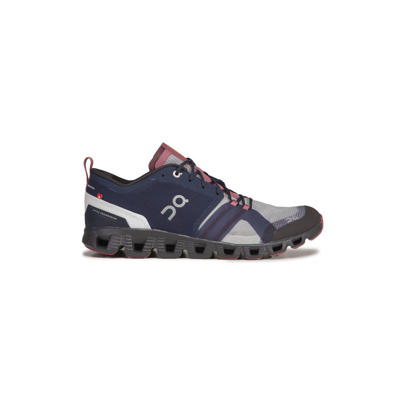 Granatowe buty sportowe On Running w sportowym stylu