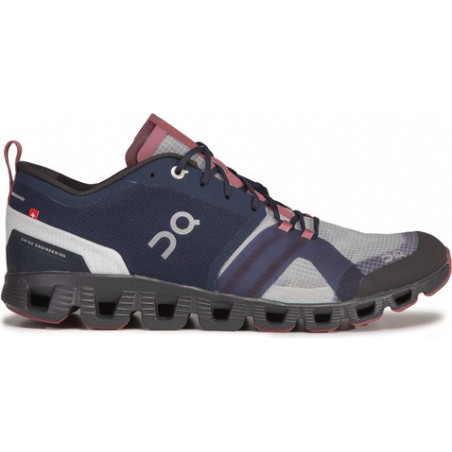 Granatowe buty sportowe On Running w sportowym stylu