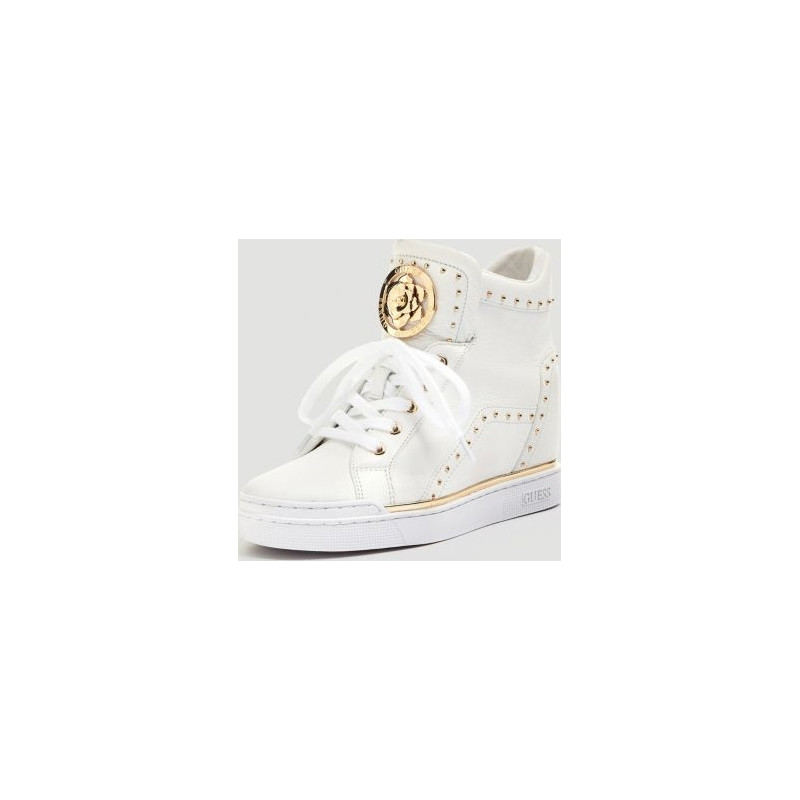 Sneakersy Guess na koturnie w rockowym stylu