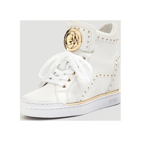 Sneakersy Guess na koturnie w rockowym stylu