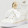 Sneakersy Guess na koturnie w rockowym stylu