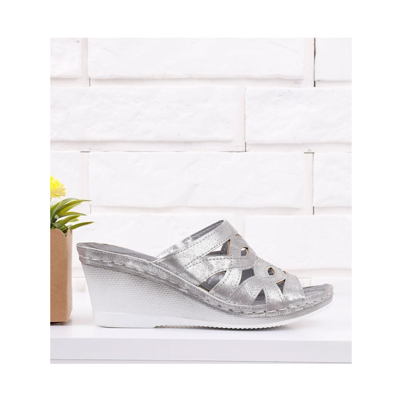 Srebrne klapki Yourshoes ze skóry ekologicznej w stylu casual