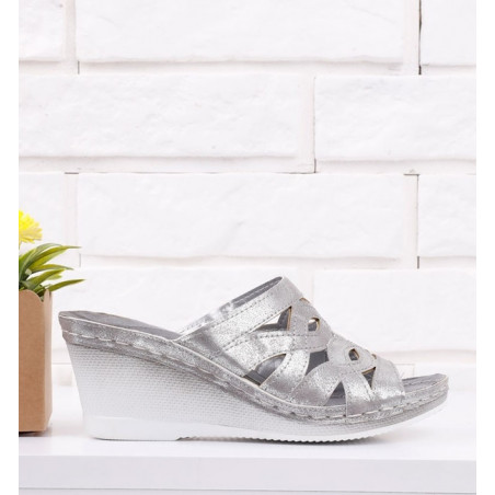 Srebrne klapki Yourshoes ze skóry ekologicznej w stylu casual
