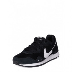 Trampki Nike sznurowane w sportowym stylu