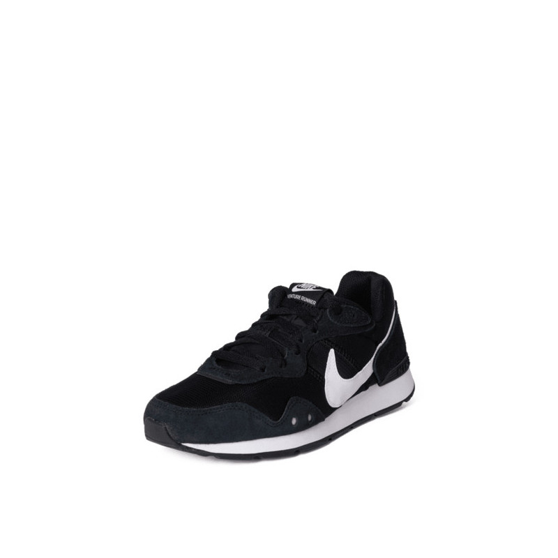 Trampki Nike sznurowane w sportowym stylu