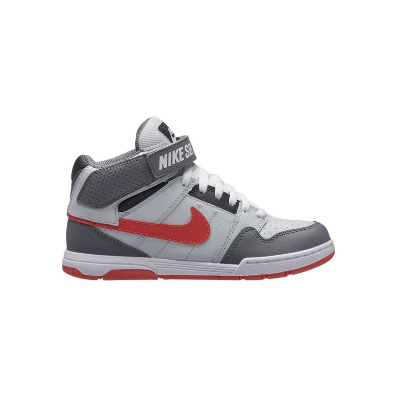 Trampki Nike z płaską podeszwą sznurowane w sportowym stylu
