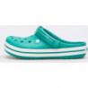 Zielone klapki Crocs z płaską podeszwą