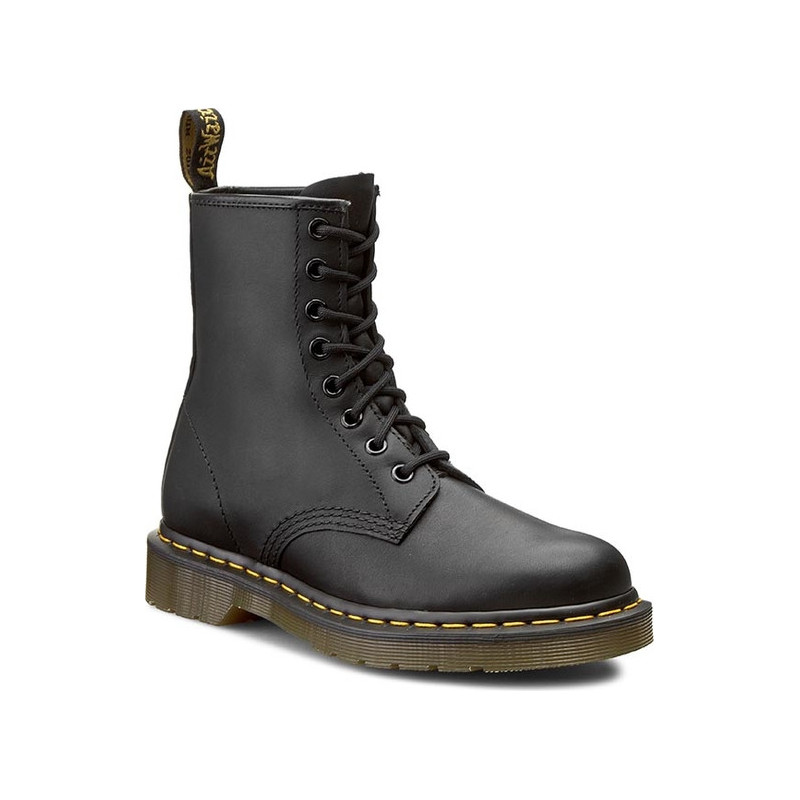 Czarne buty zimowe Dr. Martens w młodzieżowym stylu ze skóry