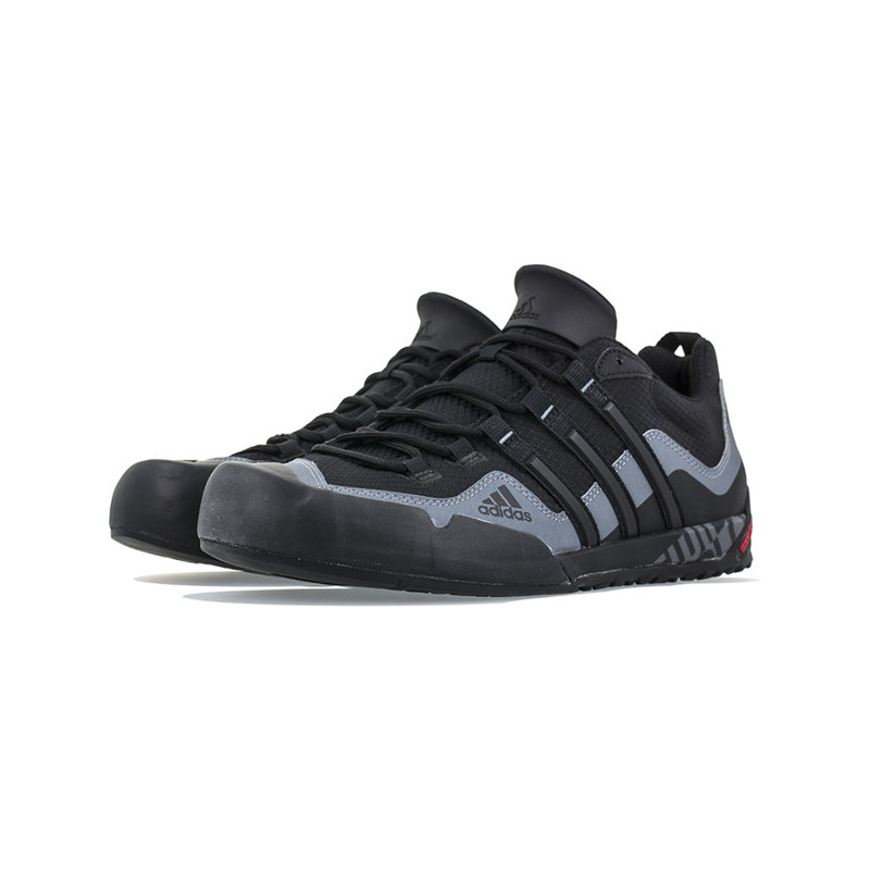 Buty sportowe Adidas sznurowane w sportowym stylu