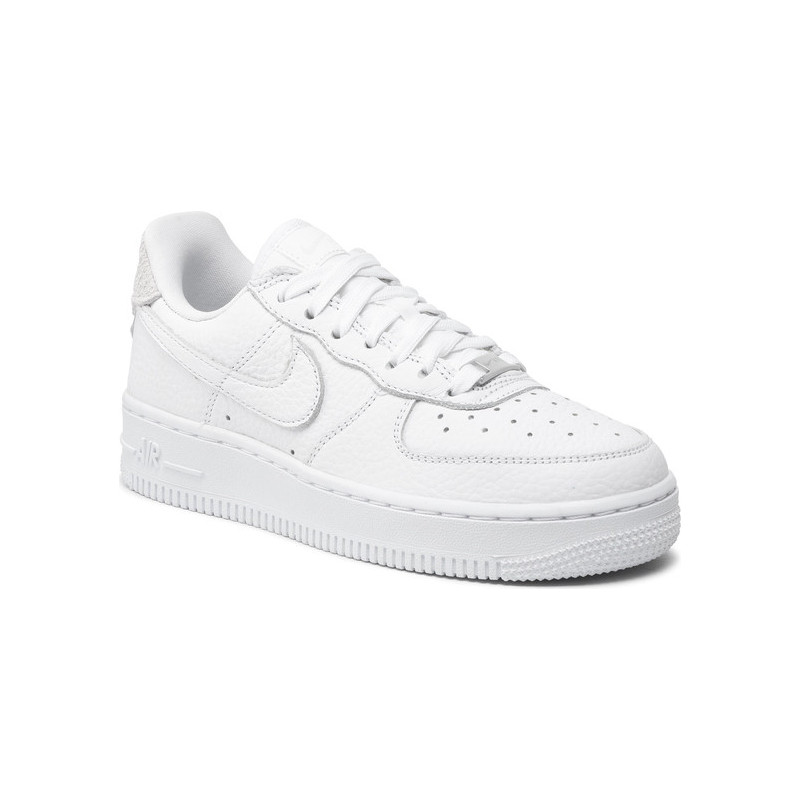 Buty sportowe Nike sznurowane w sportowym stylu z płaską podeszwą