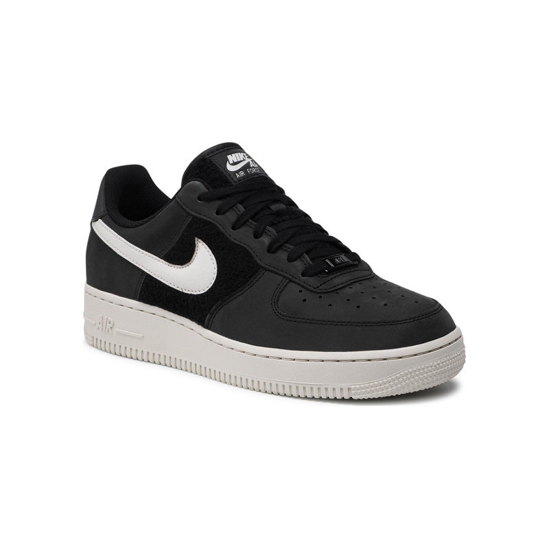 Buty sportowe Nike z nubuku sznurowane w sportowym stylu