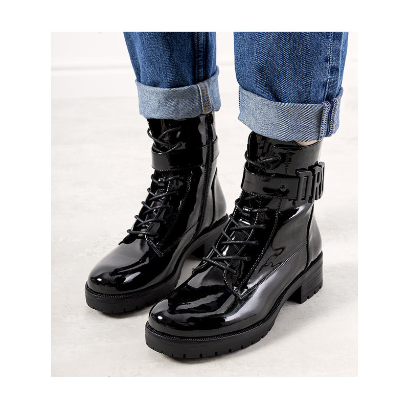 Czarne botki Gemre.com.pl lakierowane sznurowane w stylu casual