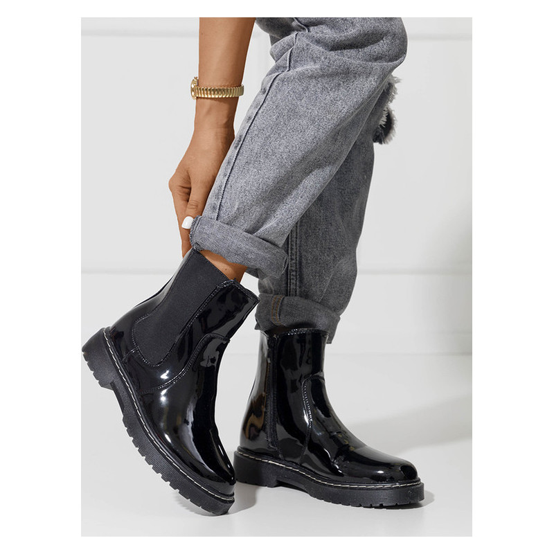 Czarne botki Royalfashion.pl z płaską podeszwą lakierowane w stylu casual