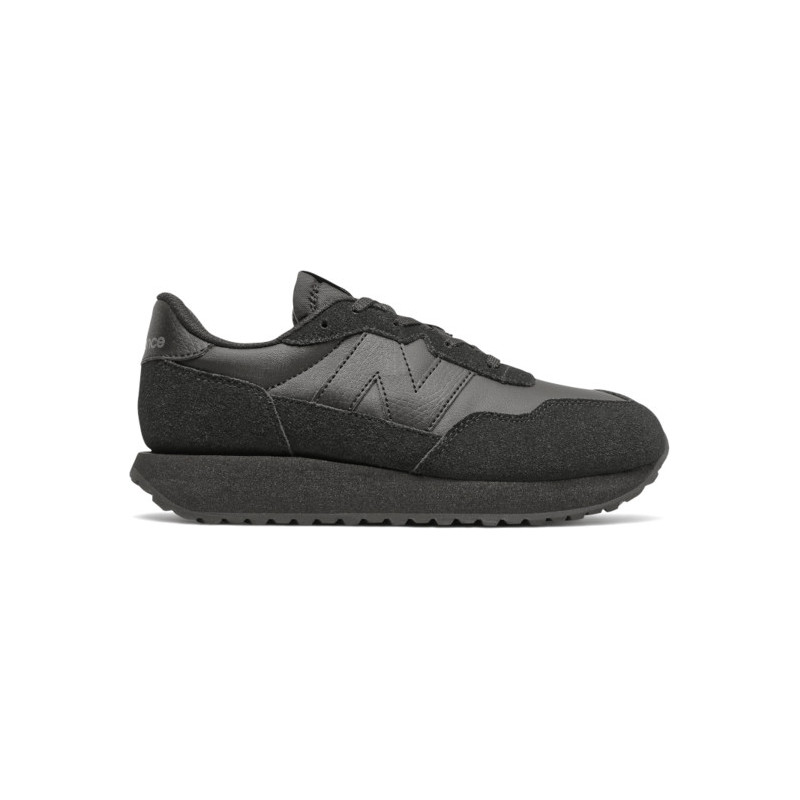 Czarne buty sportowe dziecięce New Balance z zamszu sznurowane