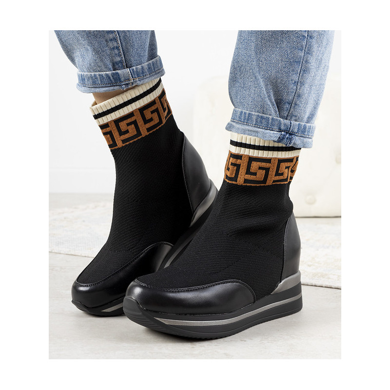 Czarne buty sportowe Gemre.com.pl na zamek w młodzieżowym stylu