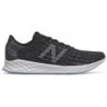 Czarne buty sportowe New Balance sznurowane w sportowym stylu