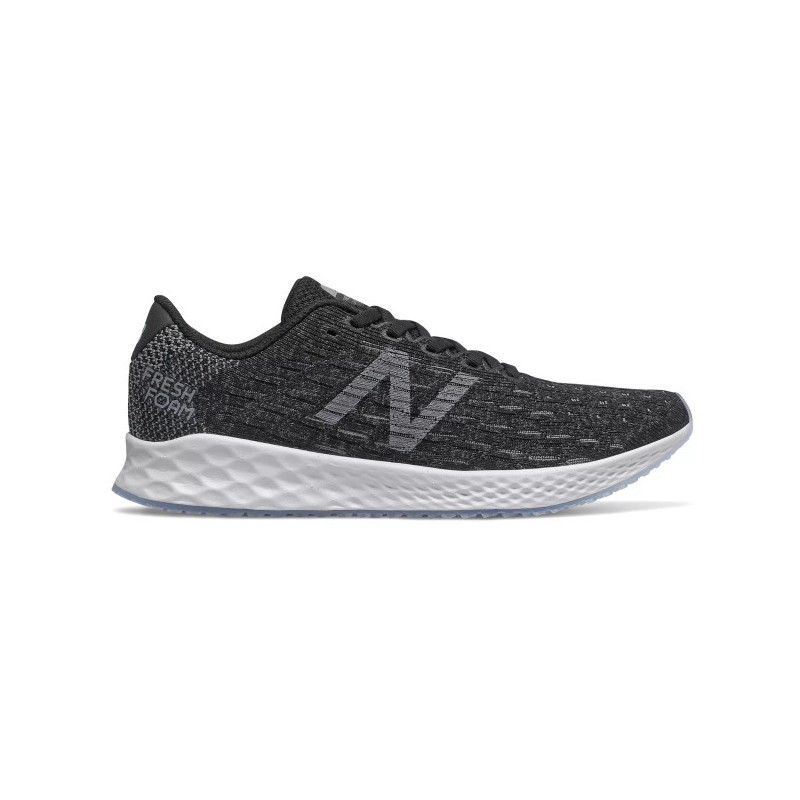 Czarne buty sportowe New Balance sznurowane w sportowym stylu