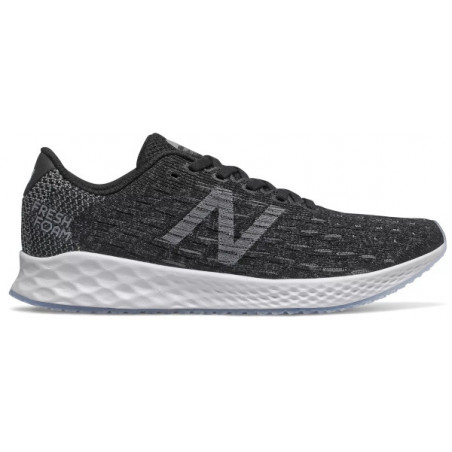 Czarne buty sportowe New Balance sznurowane w sportowym stylu