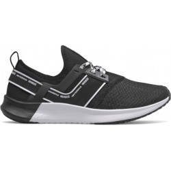 Czarne buty sportowe New Balance sznurowane z płaską podeszwą w sportowym stylu