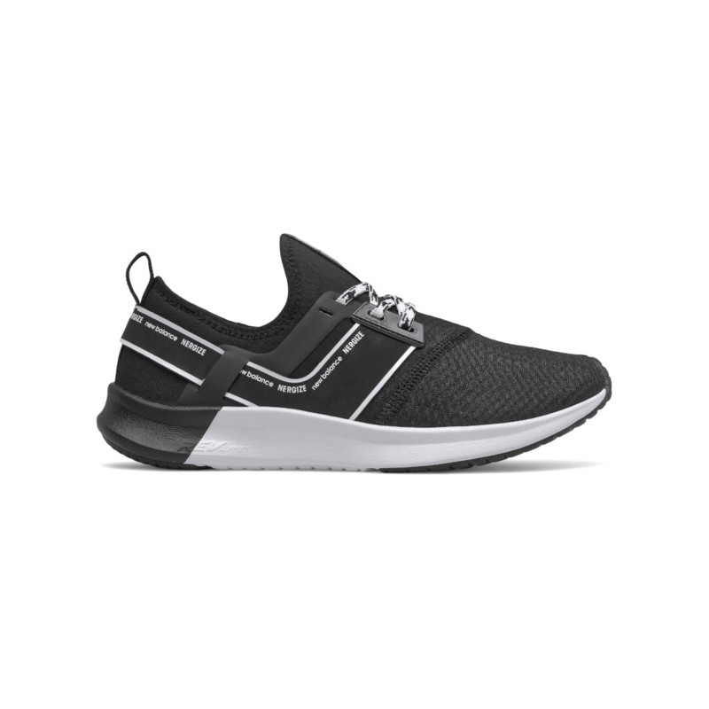 Czarne buty sportowe New Balance sznurowane z płaską podeszwą w sportowym stylu