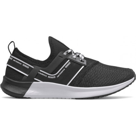 Czarne buty sportowe New Balance sznurowane z płaską podeszwą w sportowym stylu