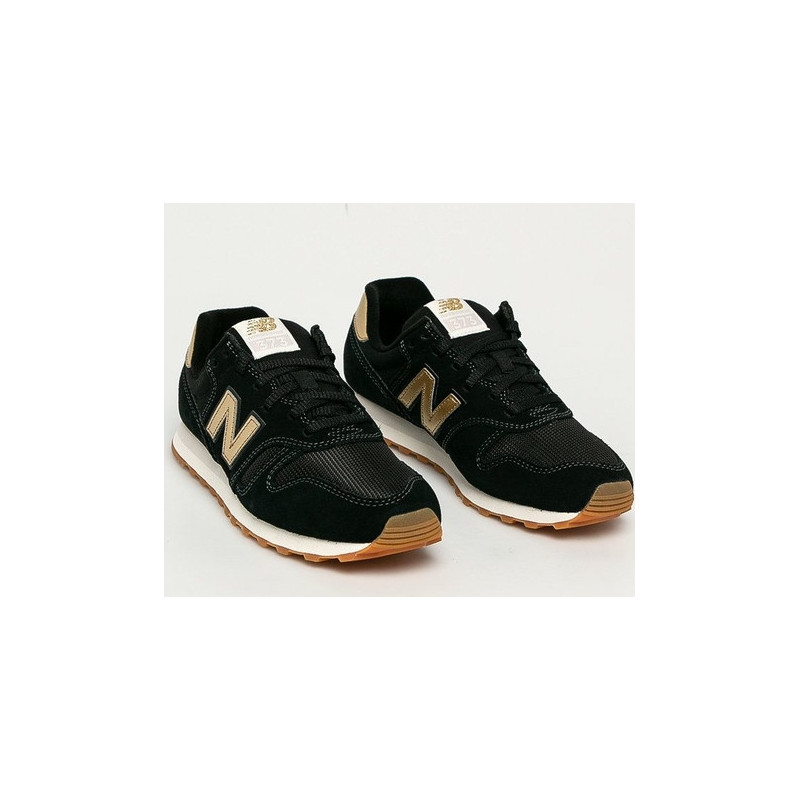 Czarne buty sportowe New Balance z płaską podeszwą sznurowane w sportowym stylu