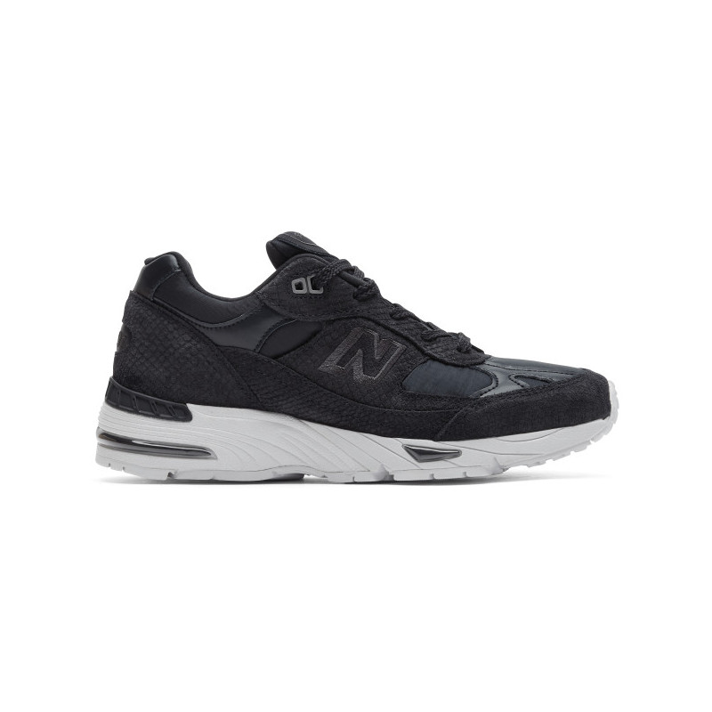 Czarne buty sportowe New Balance z płaską podeszwą z zamszu