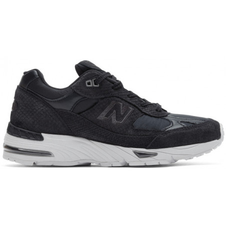 Czarne buty sportowe New Balance z płaską podeszwą z zamszu