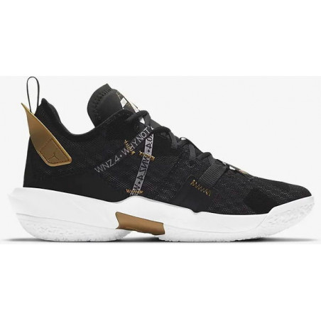 Czarne buty sportowe Nike w sportowym stylu