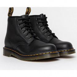 Czarne buty zimowe Dr. Martens w młodzieżowym stylu