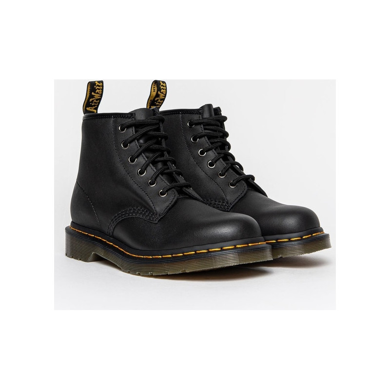 Czarne buty zimowe Dr. Martens w młodzieżowym stylu