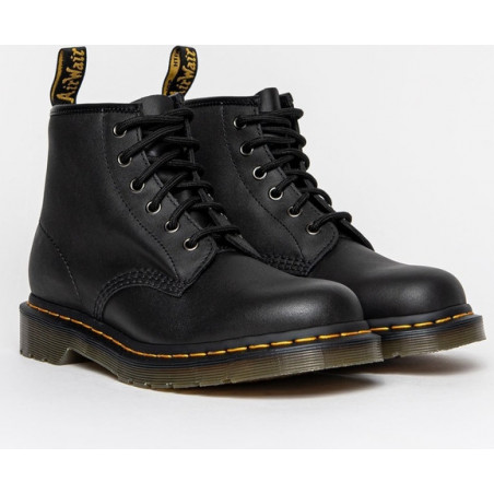 Czarne buty zimowe Dr. Martens w młodzieżowym stylu
