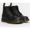 Czarne buty zimowe Dr. Martens w młodzieżowym stylu