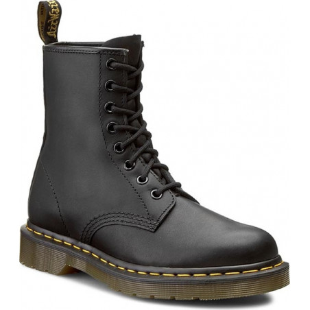 Czarne buty zimowe Dr. Martens w młodzieżowym stylu ze skóry