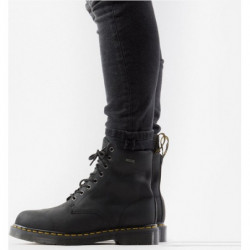 Czarne buty zimowe Dr. Martens ze skóry w militarnym stylu