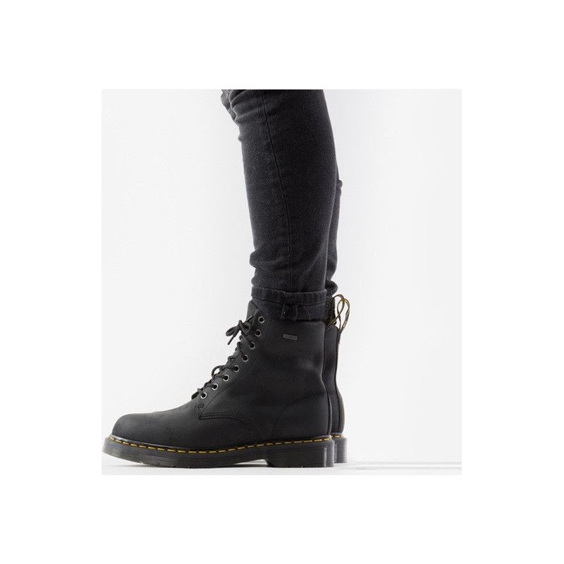 Czarne buty zimowe Dr. Martens ze skóry w militarnym stylu