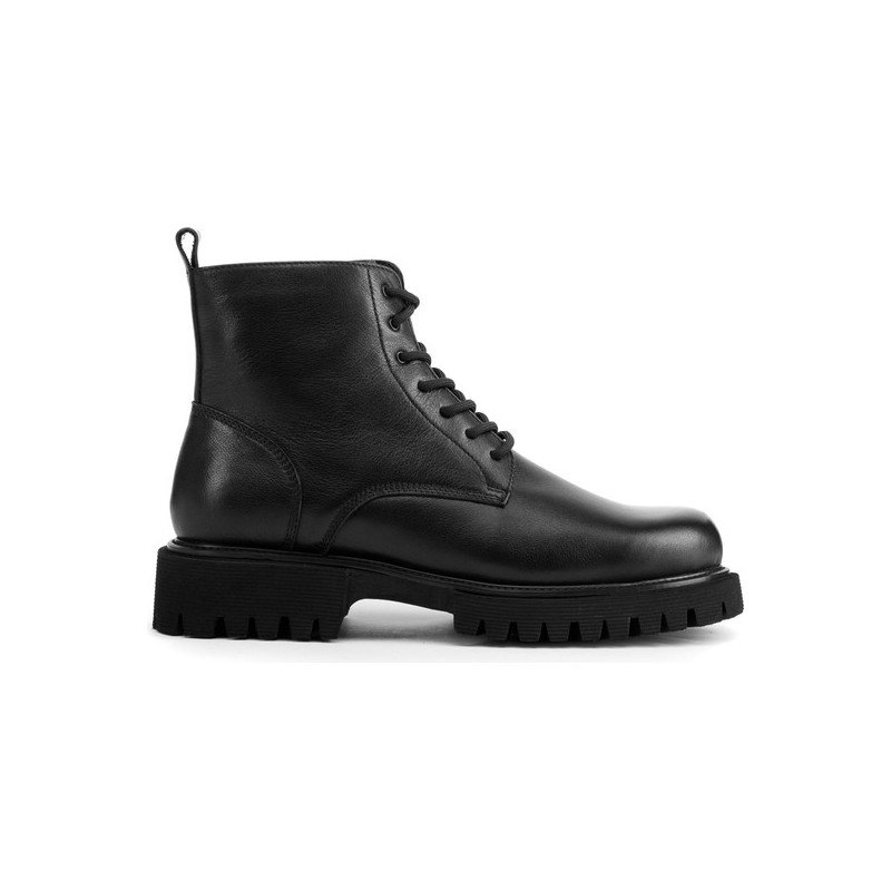 Czarne buty zimowe Wittchen w militarnym stylu