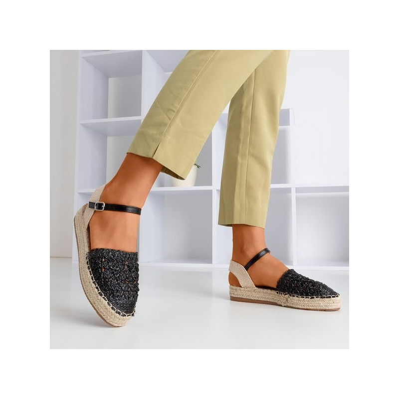 Czarne espadryle Royalfashion.pl z płaską podeszwą z klamrami