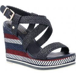 Czarne espadryle Tommy Hilfiger na koturnie z nadrukiem