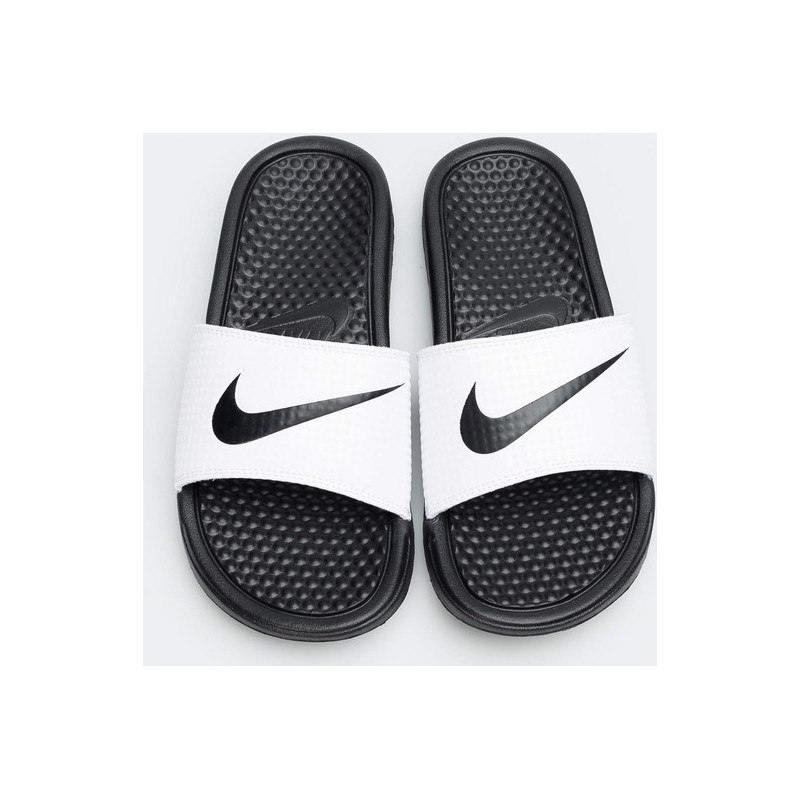 Czarne klapki Nike w sportowym stylu