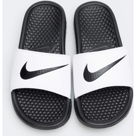 Czarne klapki Nike w sportowym stylu