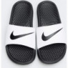 Czarne klapki Nike w sportowym stylu