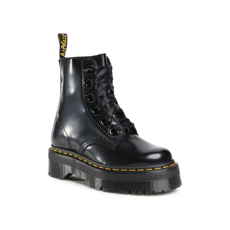 Czarne kozaki Dr. Martens w rockowym stylu