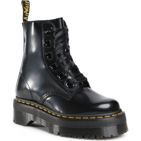 Czarne kozaki Dr. Martens w rockowym stylu