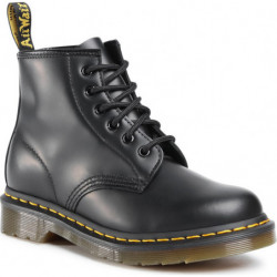 Czarne kozaki Dr. Martens w rockowym stylu sznurowane