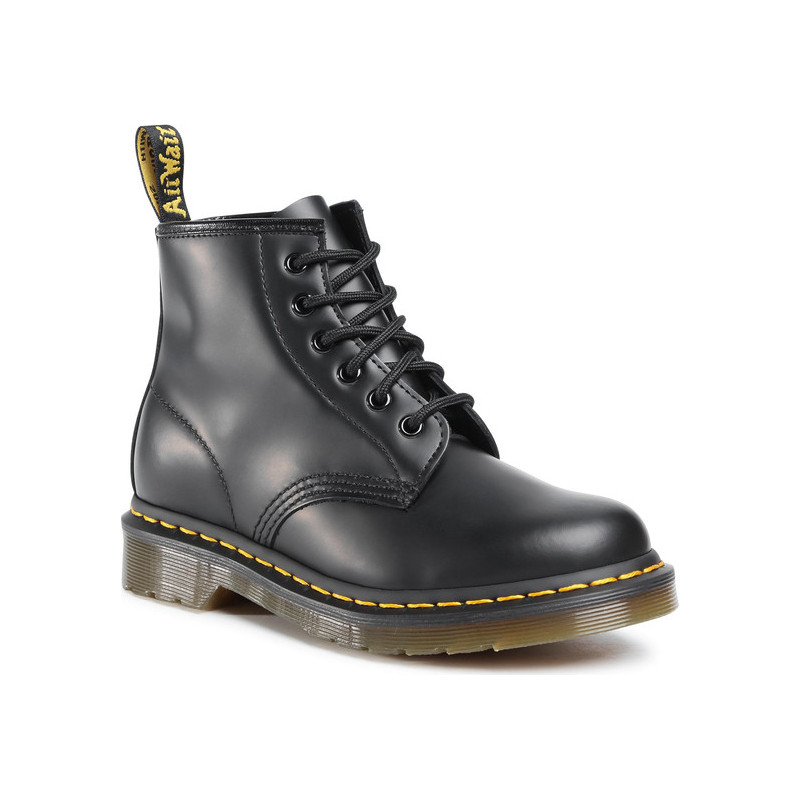 Czarne kozaki Dr. Martens w rockowym stylu sznurowane