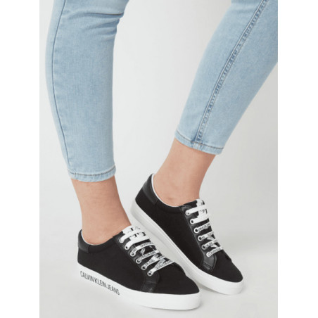 Czarne trampki Calvin Klein z tkaniny sznurowane z płaską podeszwą