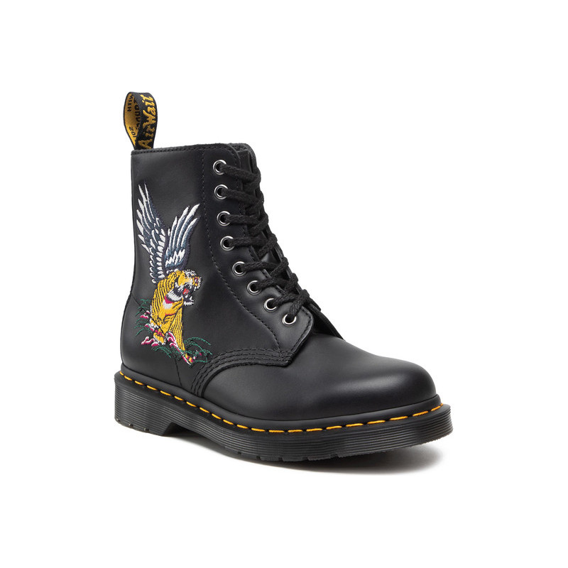 Czarne trapery damskie Dr. Martens z płaską podeszwą sznurowane