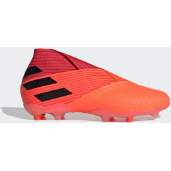 Czerwone buty sportowe Adidas sznurowane w sportowym stylu