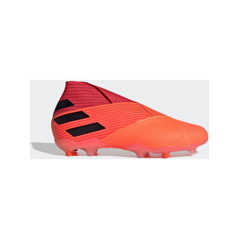 Czerwone buty sportowe Adidas sznurowane w sportowym stylu
